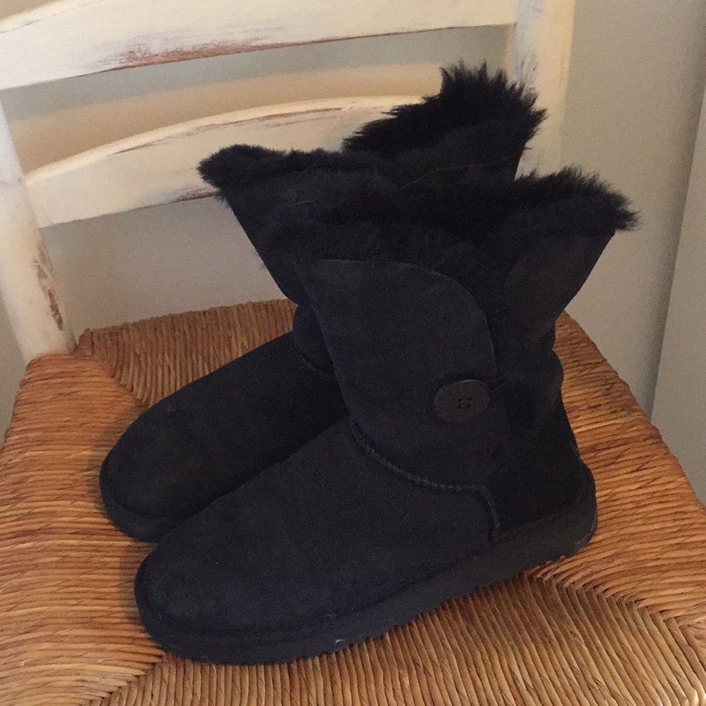 Short “Bailey Button” Uggs